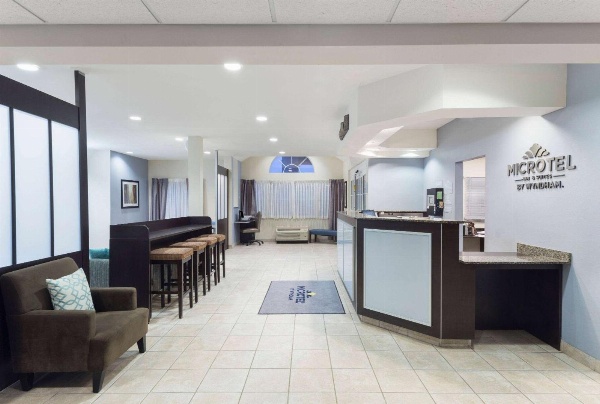 Microtel Inn & Suites by Wyndham Baton Rouge Airport image 1